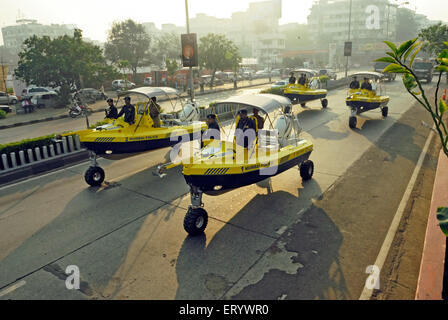 La polizia di Mumbai commandos in veicoli anfibi a ; Marine Drive ; Bombay ; Mumbai ; Maharashtra ; India Foto Stock