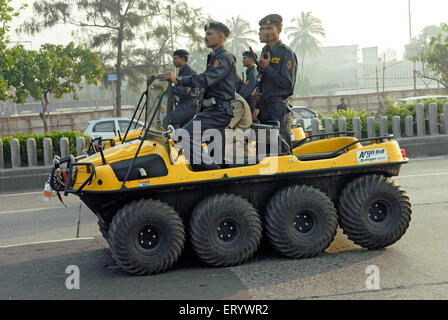 La polizia di Mumbai commandos in otto volante veicolo anfibio a marine drive ; Bombay ; Mumbai ; Maharashtra ; India NOMR Foto Stock