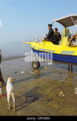 La polizia di Mumbai commandos in veicoli anfibi a ; Marine Drive ; Bombay ; Mumbai ; Maharashtra ; India Foto Stock