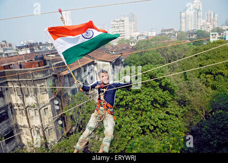 Gaurav sharma incrocio tra due edifici sulla corda ; Bombay ; Mumbai ; Maharashtra ; India NOMR Foto Stock