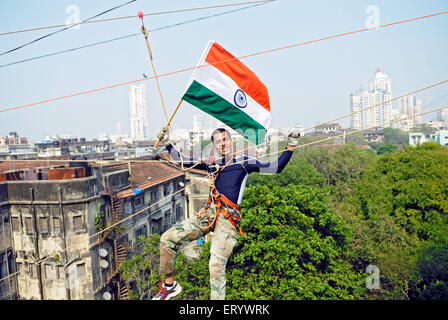 Gaurav sharma incrocio tra due edifici sulla corda ; Bombay ; Mumbai ; Maharashtra ; India NOMR Foto Stock