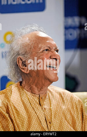 Pandit Ravi Shankar , musicista indiano e compositore di musica classica industaniana , Bombay , Mumbai , Maharashtra , India , Asia Foto Stock