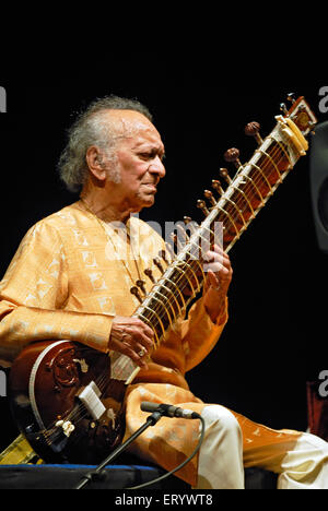 Pandit Ravi Shankar musica classica indiana maestro giocando sitar Bombay Mumbai India Maharashtra Foto Stock