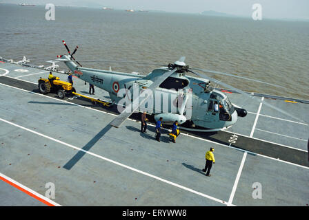MI 18 elicottero della Marina indiana sbarcati ponte della portaerei INS viraat R22 nel mare Arabico Mumbai Foto Stock