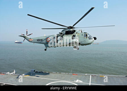 MI 18 elicottero della Marina indiana sul ponte della portaerei INS viraat R22 nel mare Arabico Mumbai Foto Stock