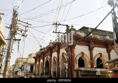 Polo elettrico e conduttori di bhuj mercato ; ; Kutch Gujarat ; India Foto Stock