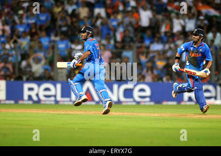 Batsman Gautam Gambhir MS Dhoni Running Wickets 2011 ICC World Cup Final Wankhede Stadium Bombay Mumbai Maharashtra India Foto Stock