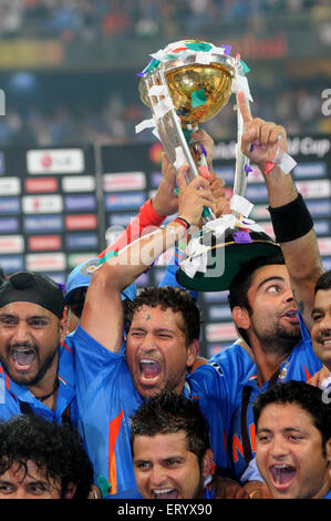 Indian cricketer Sachin Tendulkar celebrare ICC World Cup Trofeo battendo ICC Cricket World Cup 2011 Wankhede Stadium Mumbai Foto Stock