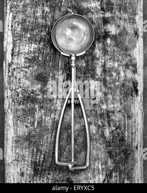 Vintage Ice Cream Scoop su sfondo di legno Foto Stock