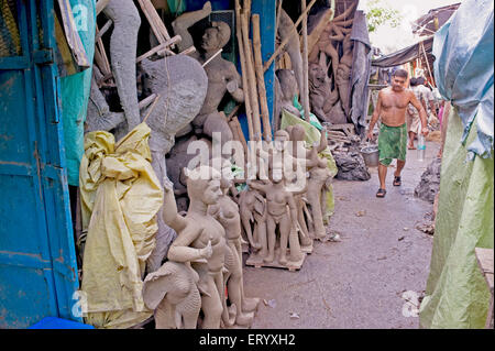 La open studio dell'argilla modeller a Kumartuli ; Kolkata Calcutta ; Bengala Occidentale ; India Foto Stock