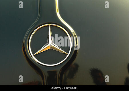 Vintage, antico, auto, cofano, cofano, emblema, ornamento, mascotte, scultura, Mercedes Benz, cerchio d'argento con stella a tre punte Foto Stock