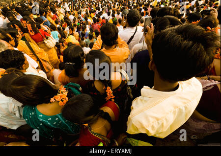 Santiniketan Holi festa di primavera folla, Shantiniketan, Bolpur città, Birbhum distretto, Calcutta, Kolkata, Bengala Occidentale, India, Asia Foto Stock