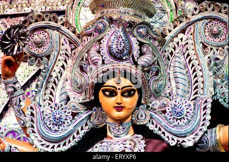 Dea durga warrior posano con armi divine su durga puja ; Calcutta Kolkata ; Bengala Occidentale ; India Foto Stock