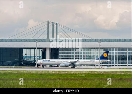 Aereo Lufthansa nella parte anteriore del Hangar - Lufthansa Technik Foto Stock