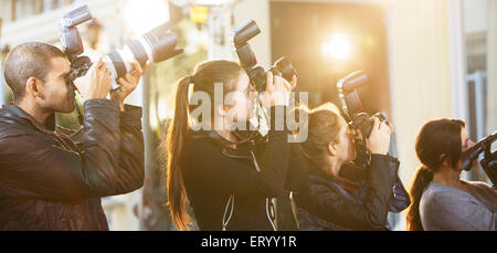 Paparazzi fotografi in una fila di telecamere di puntamento a caso Foto Stock