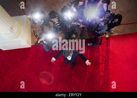 Paparazzi fotografi fotografare celebrità al red carpet event Foto Stock