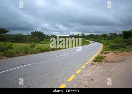 Autostrada nazionale scenario da bangalore a Mysore ; Karnataka ; India Foto Stock