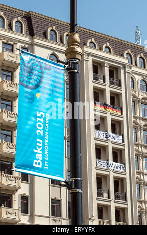 Baku in Azerbaijan. Decimo Giugno, 2015. Tedesco bandiere e un banner a leggere 'Team Germany' su balconi nel villaggio atleti a Baku, in Azerbaijan, 10 giugno 2015. Il primo europeo Giochi avranno luogo da 12th-28th Giugno nella capitale azera Baku. Credito: dpa picture alliance/Alamy Live News Foto Stock