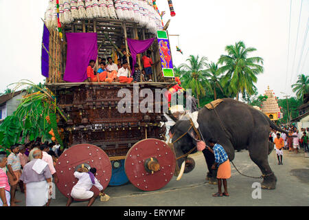 Elephant spingendo rath , Ratholsavam Chariot Festival ; Palghat , Palakad , Palakkad , Kerala , India , Asia Foto Stock