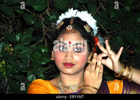 Bharatnatyam ballerino in azione ; Calcutta Kolkata ; Bengala Occidentale ; India Signor#775 Foto Stock