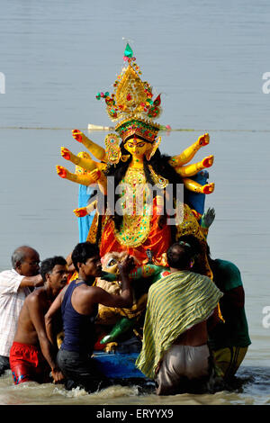 Durga idolo Hoogly immersione Calcutta kolkata India Foto Stock