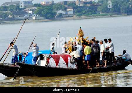 DURGA immersione sul Gange Calcutta India Foto Stock