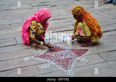 Rangoli design on floor , Jodhpur , Rajasthan , India , Asia Foto Stock