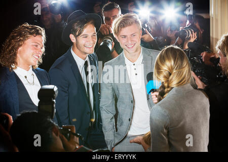 Celebrità intervistata e fotografata da paparazzi a caso Foto Stock