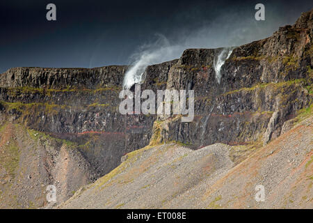 Gli schizzi di acqua verso le scogliere, Raudasandur, Islanda Foto Stock