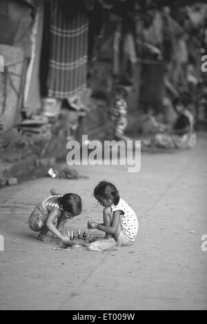 Bambini che giocano , baraccopoli di Dharavi ; Bombay , Mumbai ; Maharashtra ; India , asia Foto Stock