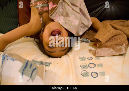 Attività della bambina di cinque anni in posa capovolto signor#543 Foto Stock