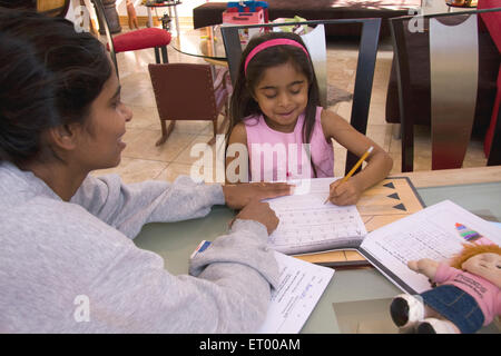 Bambina di cinque anni inizia a scrivere alfabeto con aiuto di madre signor#543 Foto Stock