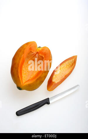 Frutti ; Latino papaia Carica papaya slice e coltello Foto Stock