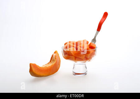 Frutti ; Latino papaia Carica papaya fetta ; Insalata di frutta con forcella in recipiente di vetro Foto Stock