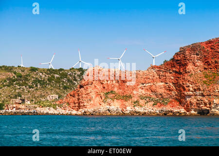 Kaliakra promontorio. La Bulgaria, Mar Nero. Il paesaggio costiero con Red Cliff e delle turbine a vento Foto Stock