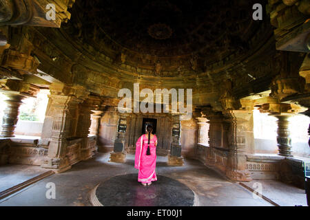 Donna che prega nel vecchio Jain Temple kamal basti a Belgaum ; Karnataka ; India Foto Stock