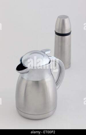 Caraffa in acciaio inox e matraccio thermos su fondo bianco Foto Stock