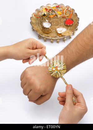 Raksha Bandhan festival ; sorella rakhi legatura sul fratello la mano ; Bombay ora Mumbai ; Maharashtra ; India Foto Stock