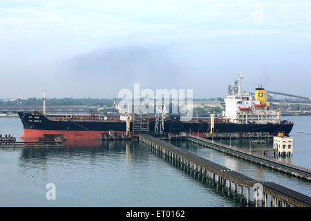 La petroliera di scarico olio al jetty di Cochin Kochi harbour ; Kerala ; India Foto Stock