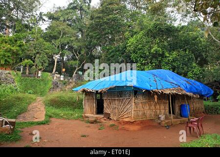 Capanna di bambù, tetto di telone blu, Parco Nazionale Periyar, Kumily, Thekkady, Idukki, Pathanamthitta, Kerala, India, Asia Foto Stock