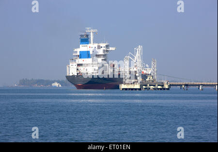 Petroliera nave ancorata ; Cochin Kochi harbour jetty ; Kerala ; India Foto Stock