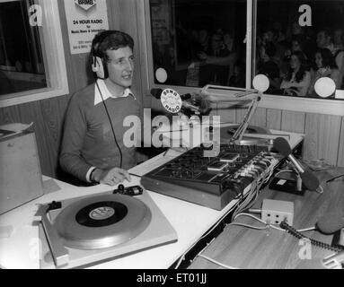 Nicky Steele, Radio BRMB Presenter, radiodiffusione il suo spettacolo pomeridiano live dal Motor Show presso il National Exhibition Centre di Birmingham, circa 1975. Foto Stock