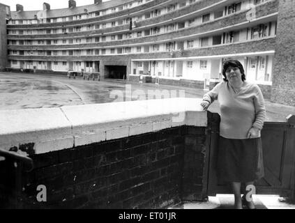 Dora Molloy, un residente di Gerard giardini, un casamento blocco nel centro di Liverpool. Progettato e costruito negli anni Trenta del Novecento dall'architetto Sir Lancelot Keay. Dora credeva lei sarebbe in grado di muoversi in nuove case in costruzione a 100 iarde di distanza, ma a causa di counc Foto Stock