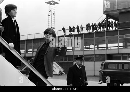 Wayne Fontana con la Mindbenders, salire a bordo di un aereo, XXI Aprile 1965. Foto Stock