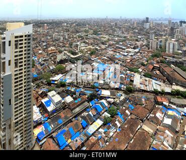 Vista aerea di vecchie case con edifici in Mumbai area centrale ; Mumbai Bombay ; Maharashtra ; India Foto Stock