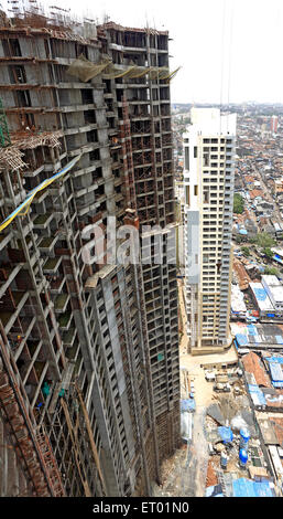 La costruzione di edifici con vecchie case in Mumbai central ; Mumbai Bombay ; Maharashtra ; India Foto Stock