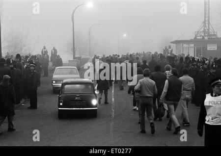 Sciopero dei minatori 1984 - 1985, nella foto. Picchetti a Lea Hall Colliery, Rugeley, Staffordshire, Inghilterra, venerdì 23 marzo 1984. Arthur Scargill, presidente della NUM, dichiarò che colpisce in vari campi di carbone sono state per essere un sciopero nazionale e chiamato per Foto Stock