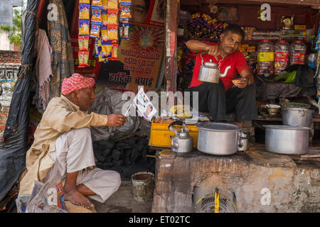 Tè Stall negozio di tè venditore di tè versando tè in kulhad Varanasi Uttar Pradesh India Asia indiano asiatico Foto Stock