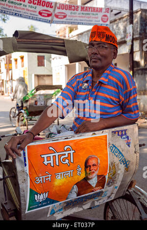 Ciclo Driver rickshaw indossando Modi Cap Varanasi Uttar Pradesh, India Foto Stock