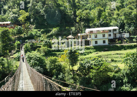 Ponte sospeso sul fiume Marsyangdi , Bhulbhule , Lamjung , Gandaki , Nepal , Repubblica Democratica del Nepal , Asia meridionale , Asia Foto Stock